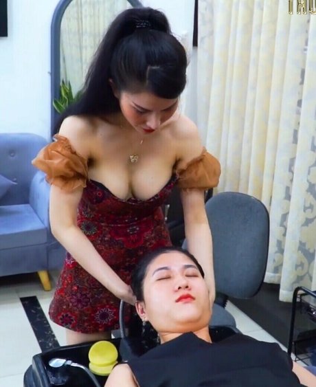 Naken läckt OnlyFans-bild av Thuong Thuong
