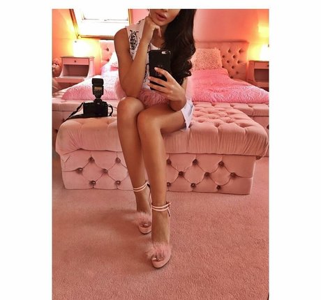 Nahá fotka uniklých OnlyFans od Amy Jackson