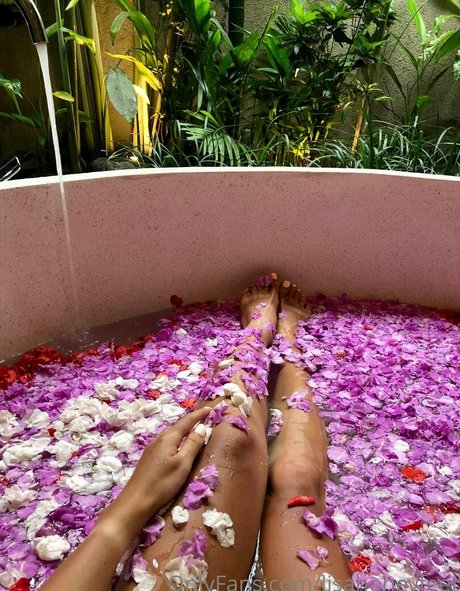 Naken lekkede OnlyFans-bilde av Lisahoneyfeet