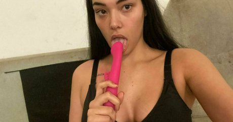Alasti lekkinud OnlyFans-i pilt Mellamanmimii