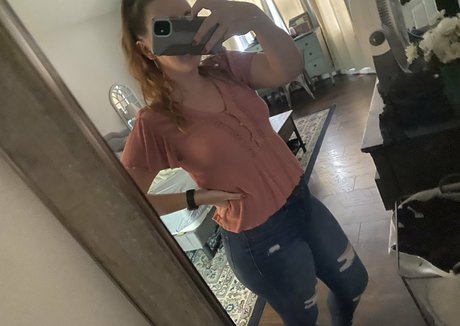 Hotwifepeachesfree OnlyFans