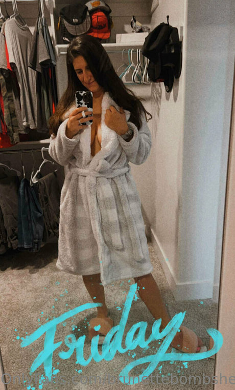 Brunettebombshell13