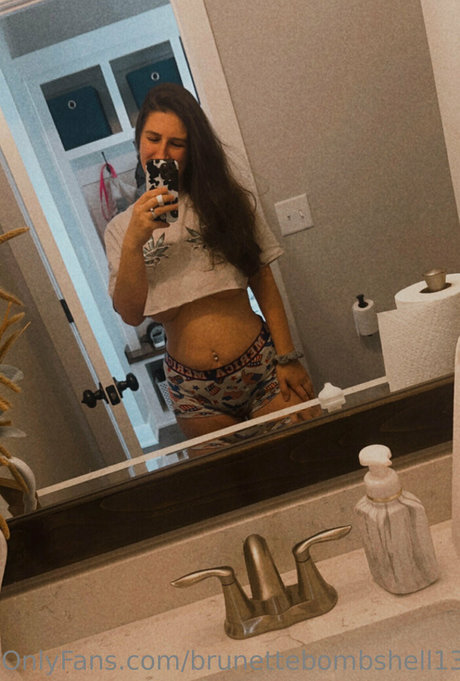 Brunettebombshell13