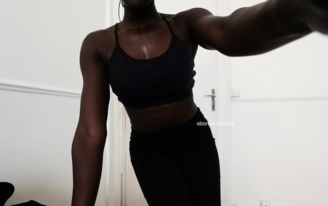 Naken lekkede OnlyFans-bilde av Ebonysummersfree
