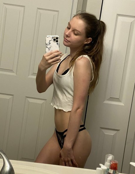 Naken läckt OnlyFans-bild av Lily Brooke