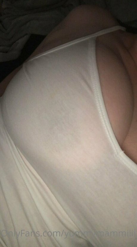 Naken läckt OnlyFans-bild av Yummymammiii