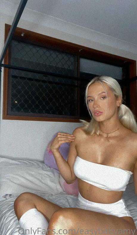 Naken läckt OnlyFans-bild av Easybabyamy
