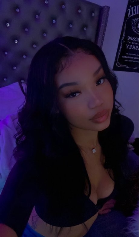 Naken läckt OnlyFans-bild av Mikaadenise