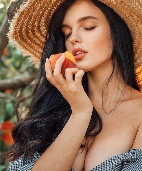 Обнаженная фотография утечки OnlyFans от Alina Revolver Production