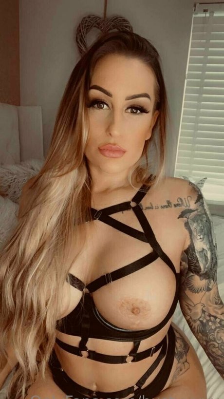 Naken läckt OnlyFans-bild av Bustyyyyy