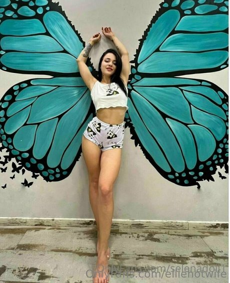 Elliehotwife