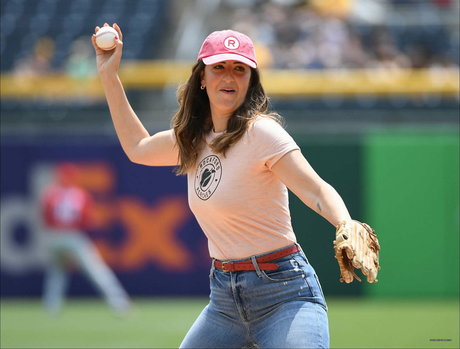 Darcy Carden OnlyFansリークヌード写真