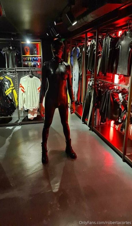 Alaston vuotanut OnlyFans-kuva Robertacortes
