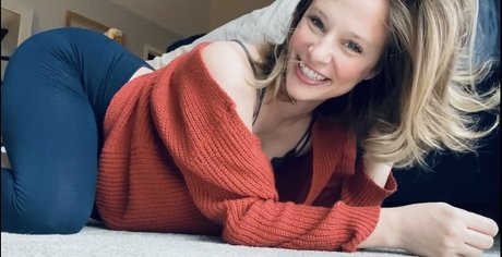 Naken läckt OnlyFans-bild av Sexttherapy
