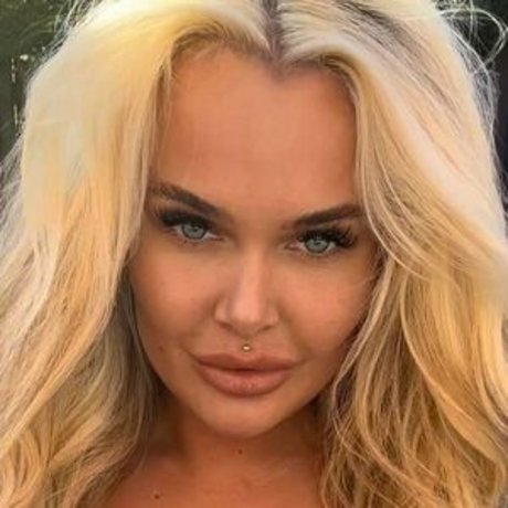 Naakte gelekte OnlyFans-foto van Porscheplatinum