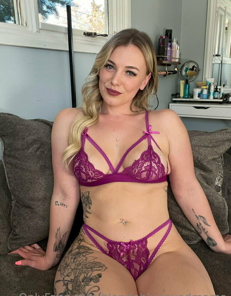 Blondeblueeyedmoma