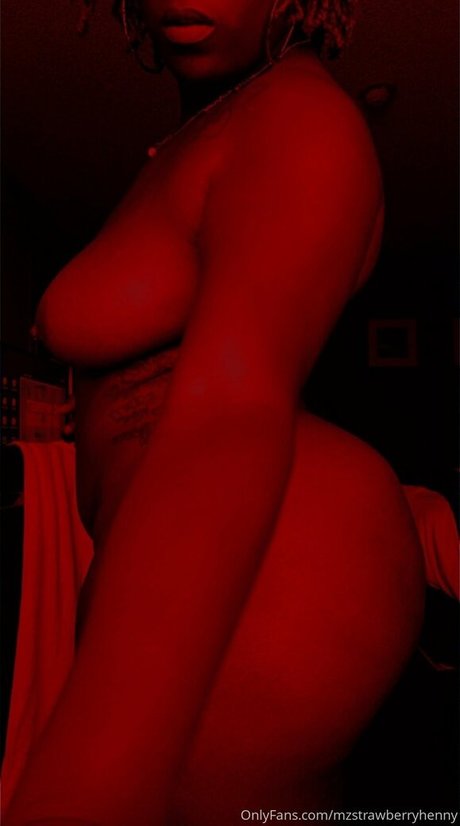 Naken lekkede OnlyFans-bilde av Mzstrawberryhenny
