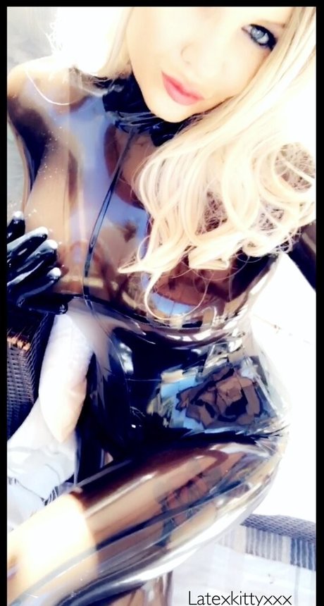 Photo nue de fuite OnlyFans de Latexkittyxxx