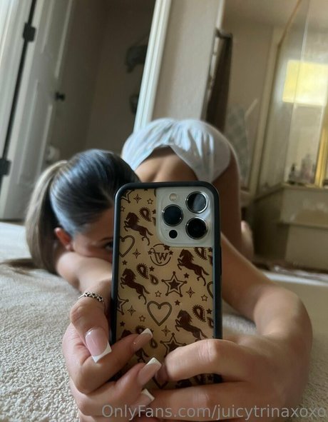 Naakte gelekte OnlyFans-foto van Juicytrinaxoxo