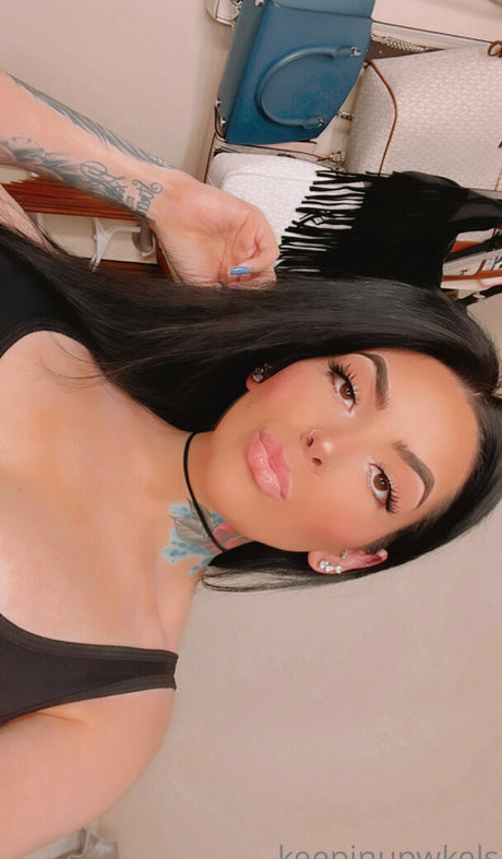 Nahá fotka uniklých OnlyFans od Keepinupwkels