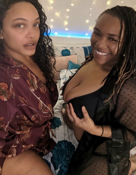 Alaston vuotanut OnlyFans-kuva Yettajobrown