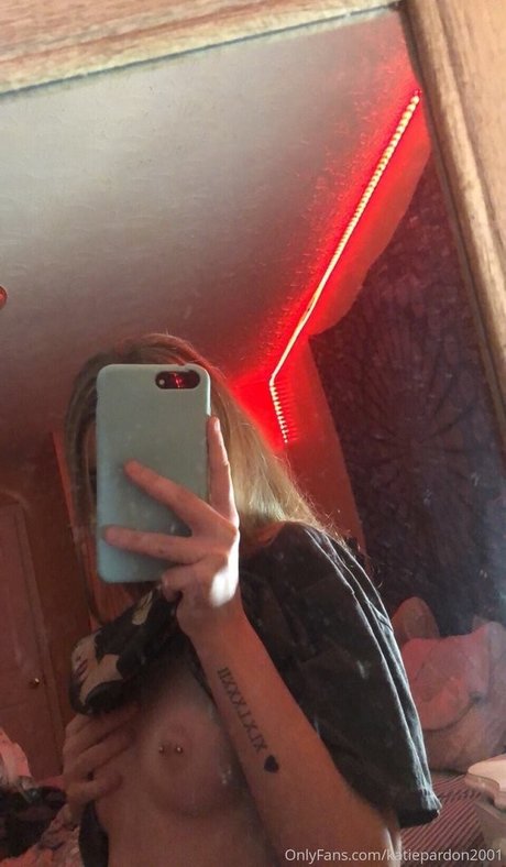 Naakte gelekte OnlyFans-foto van Katie Pardon