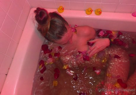 Alaston vuotanut OnlyFans-kuva Evaveil