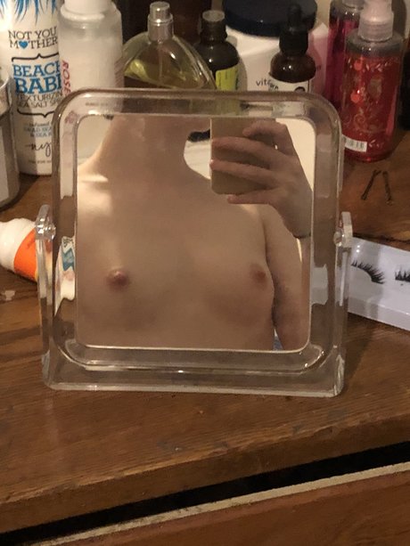 Alasti lekkinud OnlyFans-i pilt Clamgirl