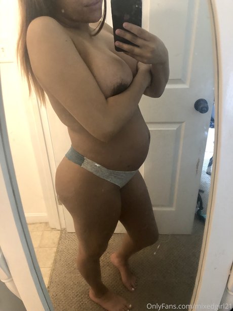 Обнаженная фотография утечки OnlyFans от Mixed Girl21