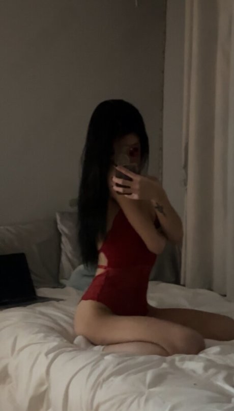Nagie wyciekłe zdjęcie OnlyFans od Surelynotsi