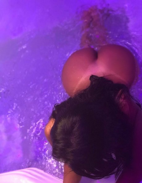 Naakte gelekte OnlyFans-foto van Renataryos