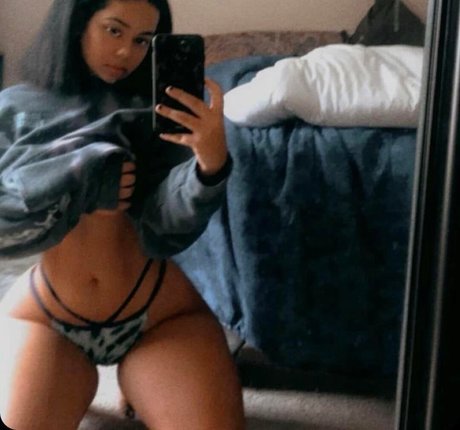 Naakte gelekte OnlyFans-foto van Trappedbydecayingearth