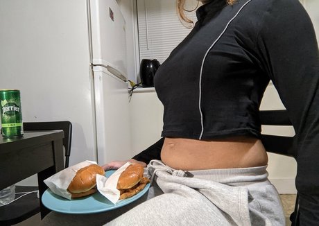 Naken lekkede OnlyFans-bilde av Ellaeating