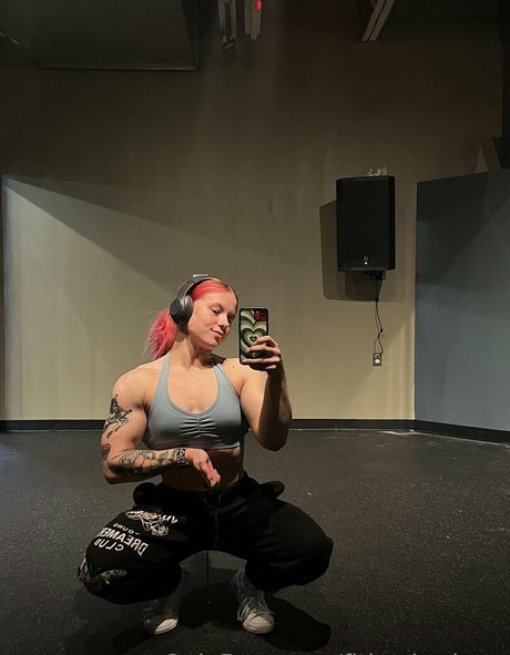 Naken lekkede OnlyFans-bilde av Fitbycharlotte
