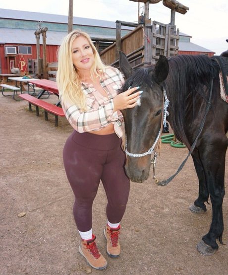 Naken lekkede OnlyFans-bilde av Taya Christian