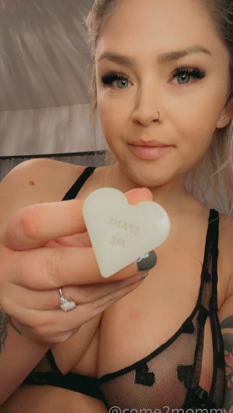 Foto di nudo di fuga di OnlyFans di Come2mommy