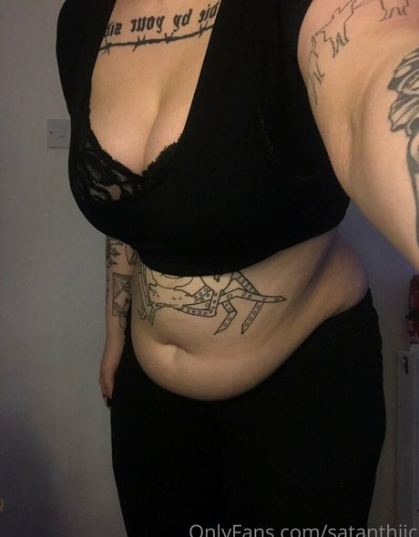 Naken läckt OnlyFans-bild av Satanthiic
