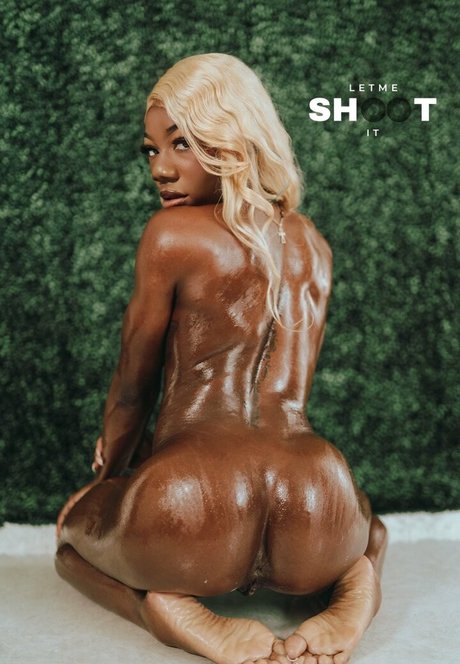 Alaston vuotanut OnlyFans-kuva Lola Black