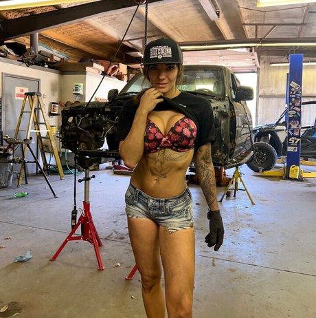 Naakte gelekte OnlyFans-foto van Julia Hunt