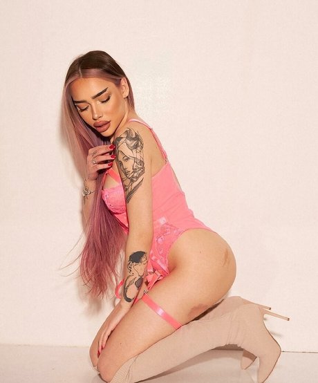 Naken läckt OnlyFans-bild av Emona
