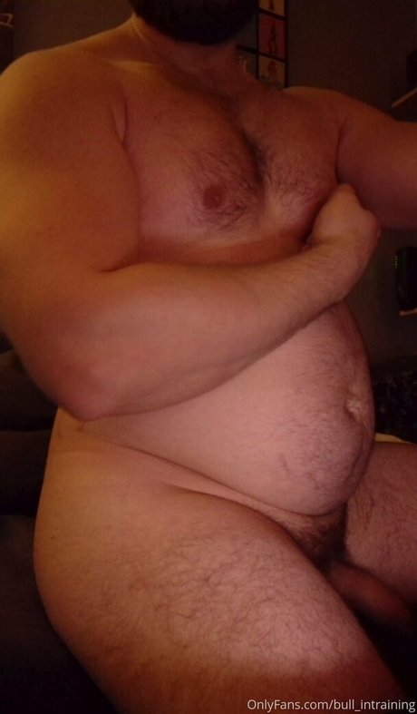 Naken lekkede OnlyFans-bilde av Bullintraining