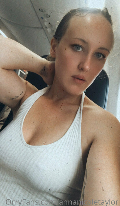 Foto nua vazada do OnlyFans de Annanicoletaylor