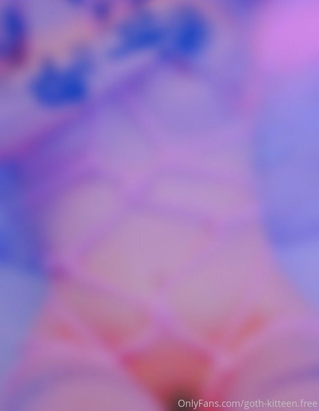 Nahá fotka uniklých OnlyFans od Gothkitteenfree