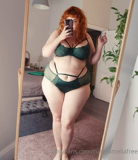 Naken läckt OnlyFans-bild av Curvyameliafree
