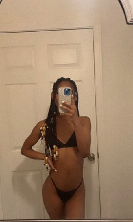Naken läckt OnlyFans-bild av Urfavgirlfriend