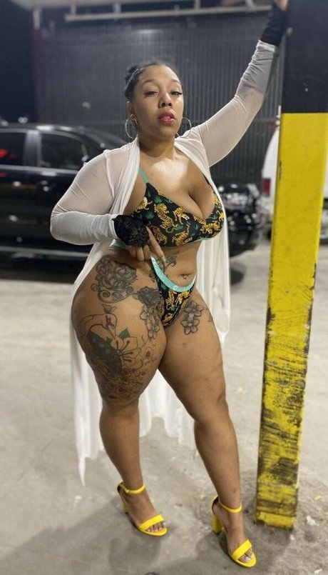 Naakte gelekte OnlyFans-foto van Twounique87