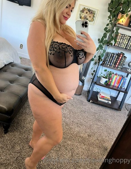 Naken läckt OnlyFans-bild av Travelinghoppy