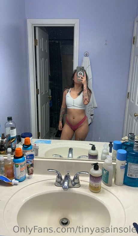 Naken läckt OnlyFans-bild av Tinyasainsole