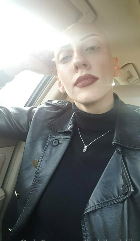 Alaston vuotanut OnlyFans-kuva Baldbaddiie
