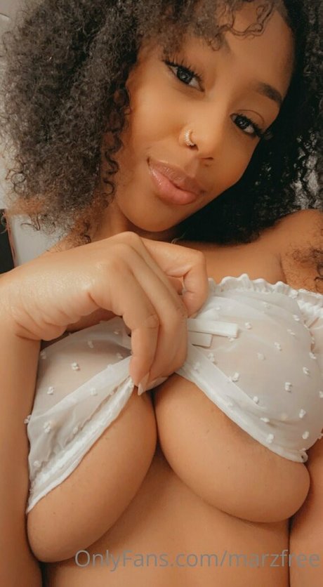 Naakte gelekte OnlyFans-foto van Marzfree
